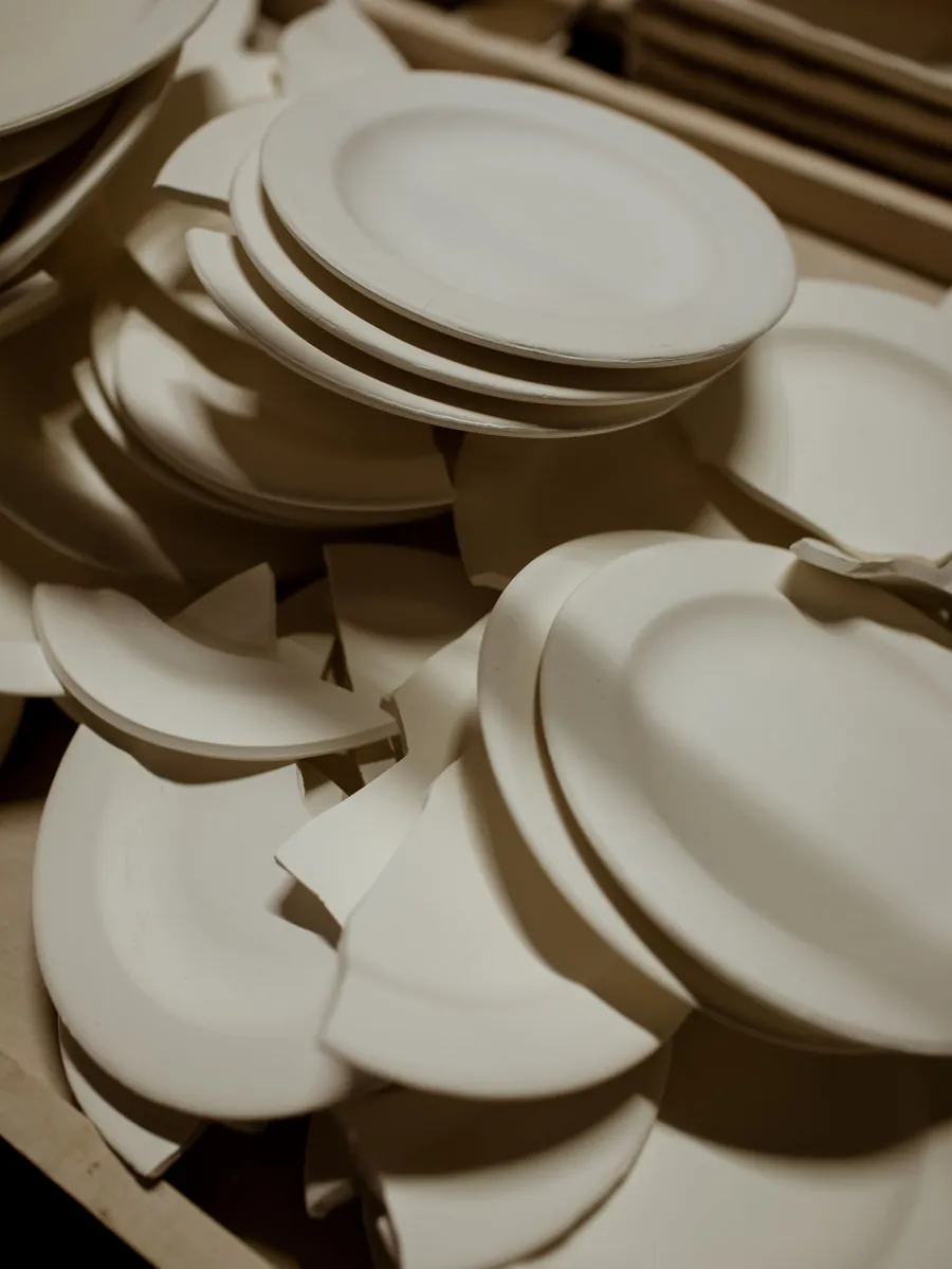 Platos de cerámica apilados antes del esmaltado